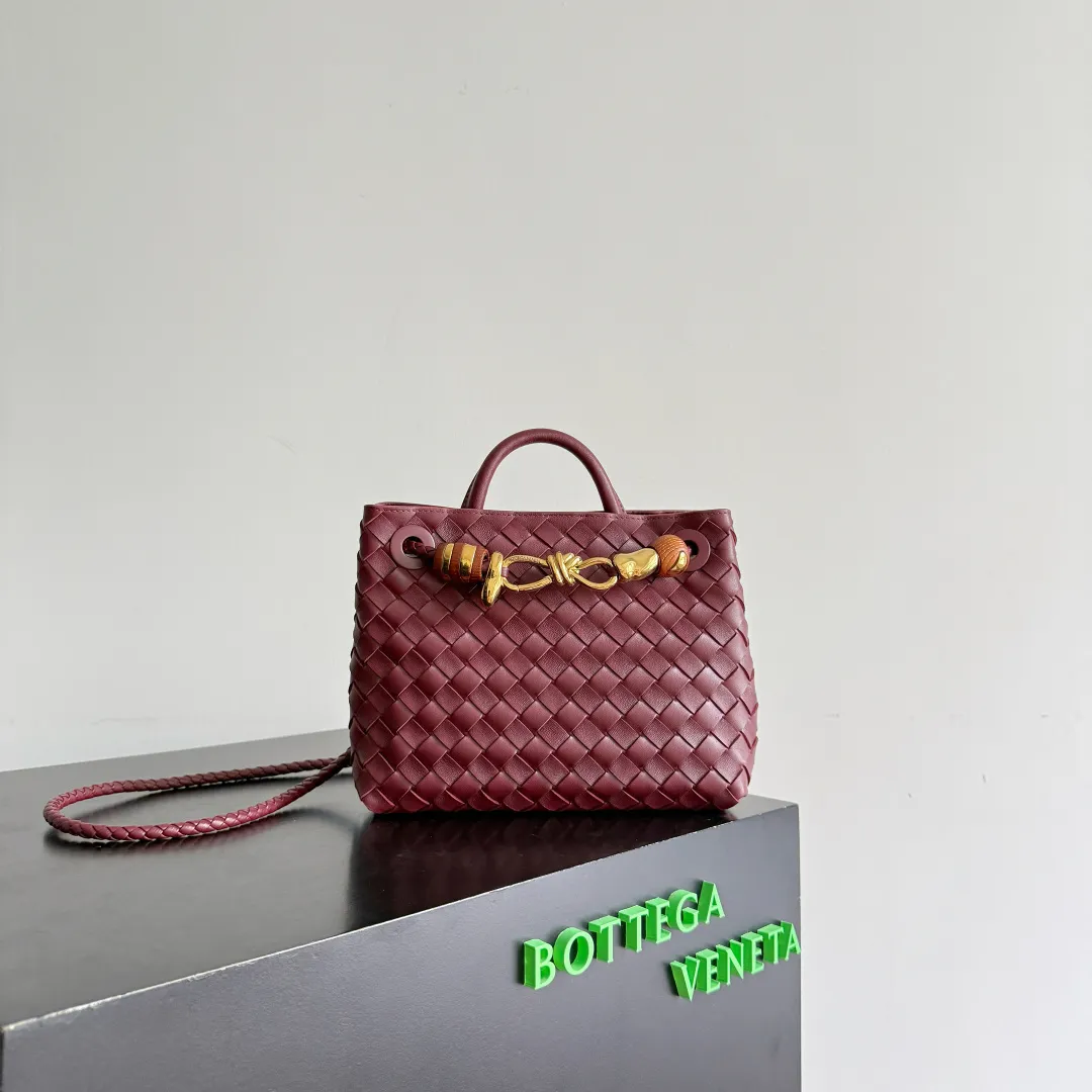 The new Andiamo batch of 3060 BV is shipped‼ ️The classic intercciato weaving process is used to create a soft bag, the metal knot is made of micro-cast aluminum using jewelry technology🪢, and the decorative beads are made of metal and hand-polished oak, allowing you to jump repeatedly between elegance and fun💃, making it unpredictable. Classic and versatile, it shows off your temperament, and the bag has a large capacity, making it very convenient for daily commuting! It has a variety of carrying methods, the shoulder straps can be adjusted by yourself, the original lambskin feels soft and delicate, and the unisex style breaks gender boundaries and brings a more practical and long-lasting use experience. The Andiamo, which has both elegant and casual styles, perfectly interprets the "fashionable old money style". Style number: 743568+wood hardware Color: Barro Red Size: 25*22*10.5cm